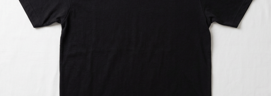 Schwarzes T-Shirt auf weißem Grund